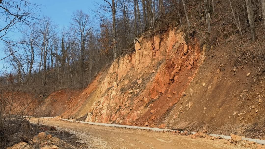 Odroni pokrenuti na putu ka Kablaru, rizik od obrušavanja zemlje i kamenja: Ekipe poslate na teren da uklone materijal i postave mreže - vozači oprez (FOTO)