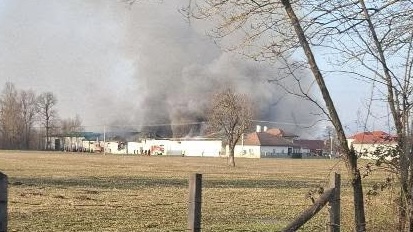 Ogroman pozar zahvatio fabriku kupusa u selu Kukici kod Čačka/ Foto: RINA
