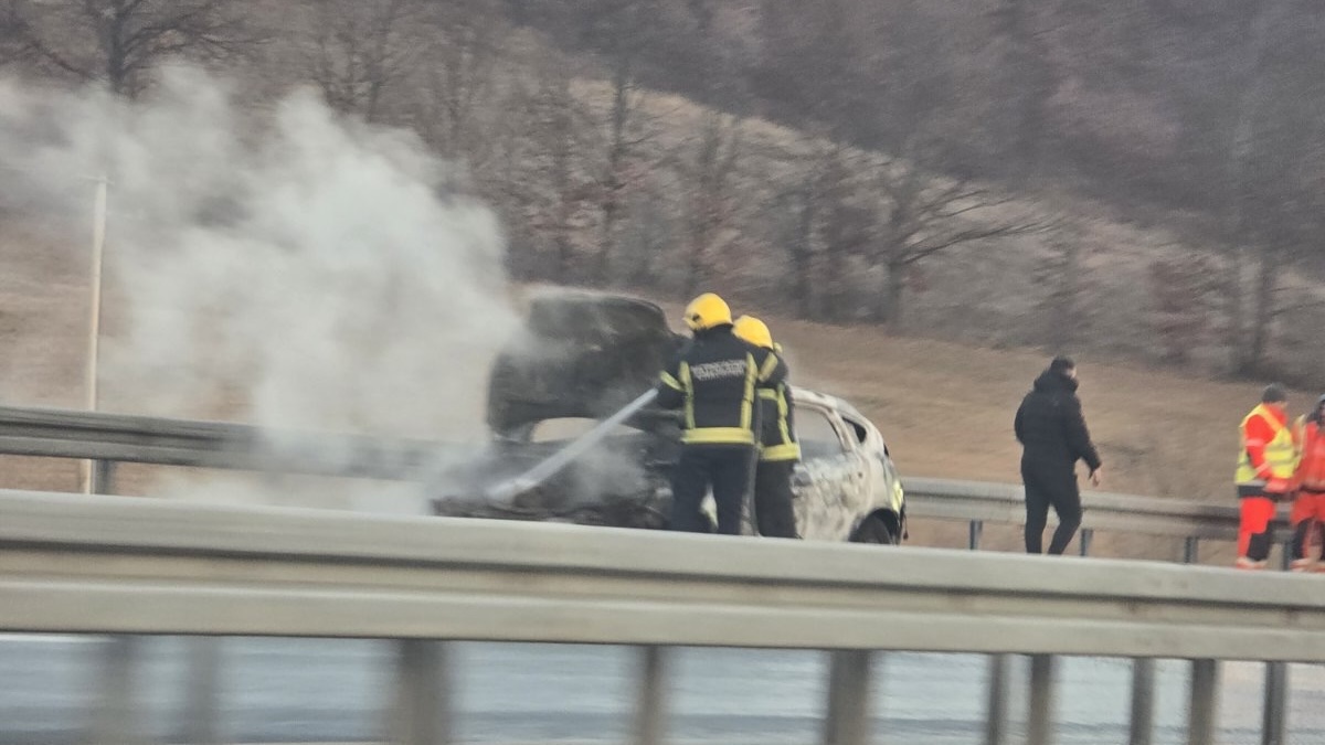 Drama na auto-putu kod Ljiga: Zapalilo se vozilo nasred kolovoza, na licu mesta vatrogasci - spasioci (FOTO)