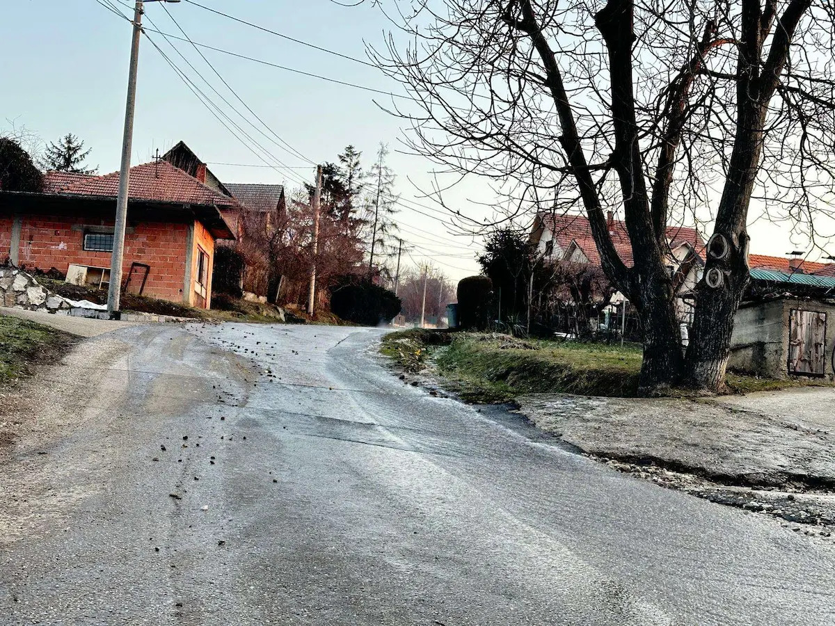 Od jutros nema vode, a ulicom teče reka: Havarija na vodovodnoj mreži u čačanskom naselju Ljubić