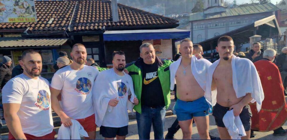 Četiri rođena brata i njihov otac danas na Bogojavljenje plivaju za Časni krst: Prelepa slika poslata iz Prijepolja i sa ledene reke Lim