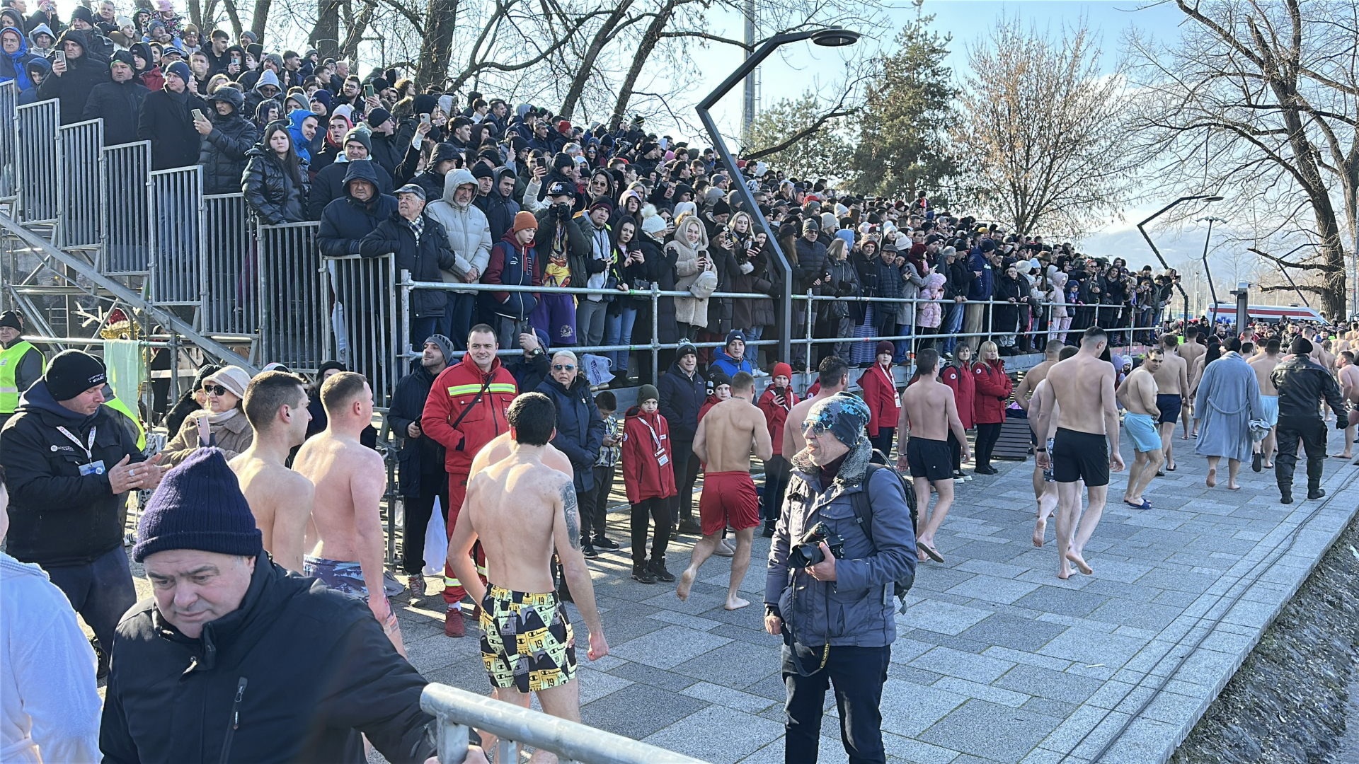 Lazar prvi doplivao do Časnog krsta u Čačku / foto: RINA