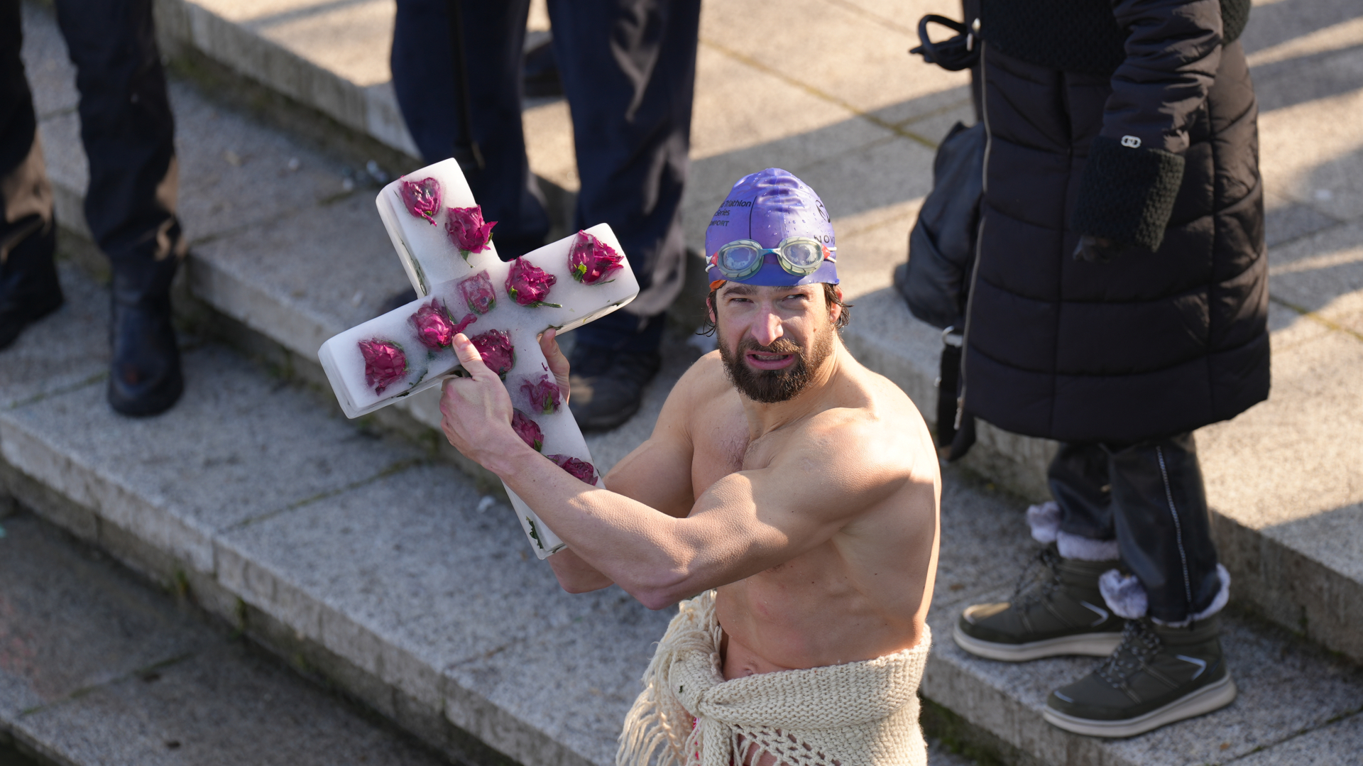 Lazar prvi doplivao do Časnog krsta u Čačku / foto: RINA