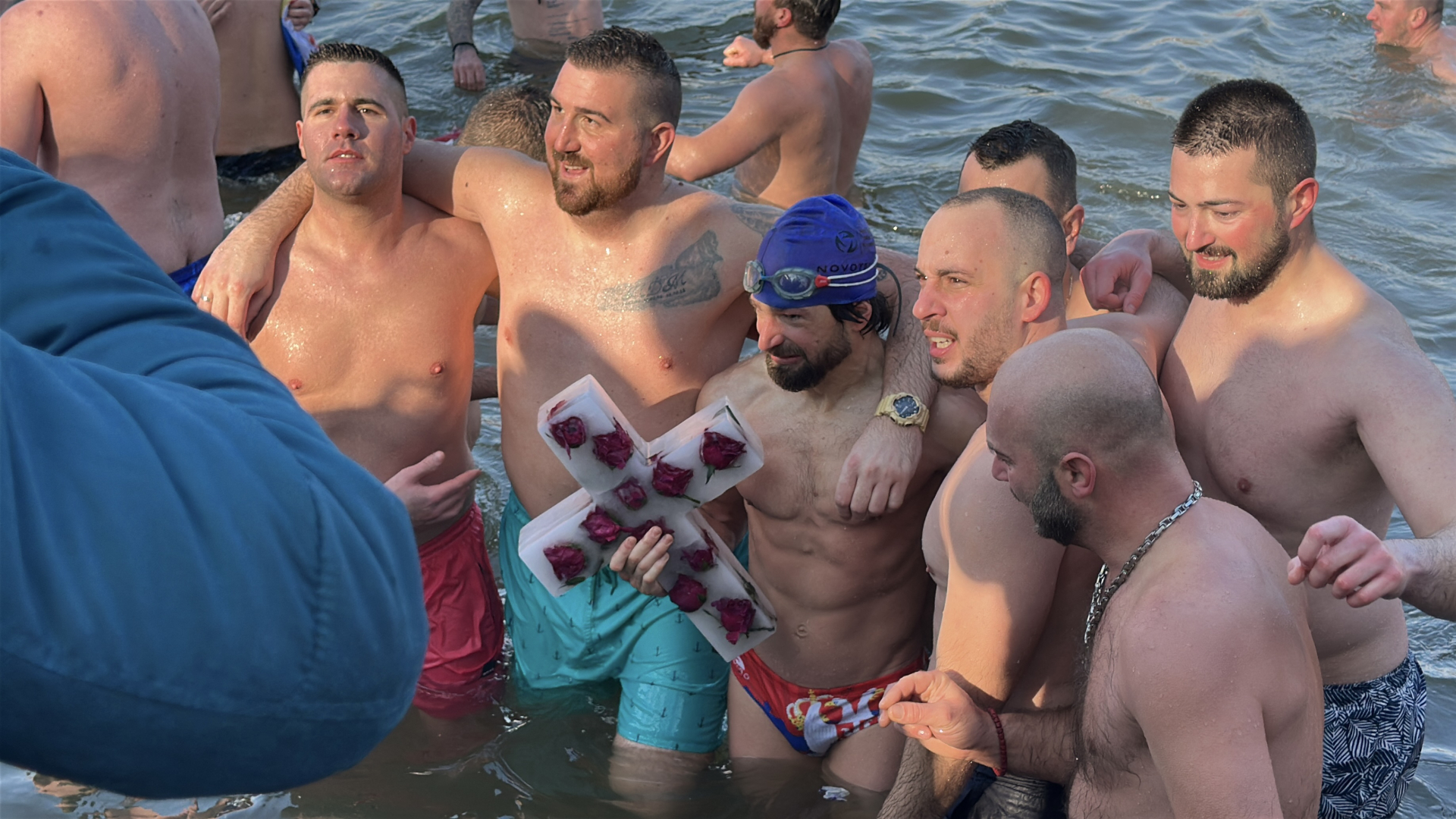 Lazar prvi doplivao do Časnog krsta u Čačku / foto: RINA
