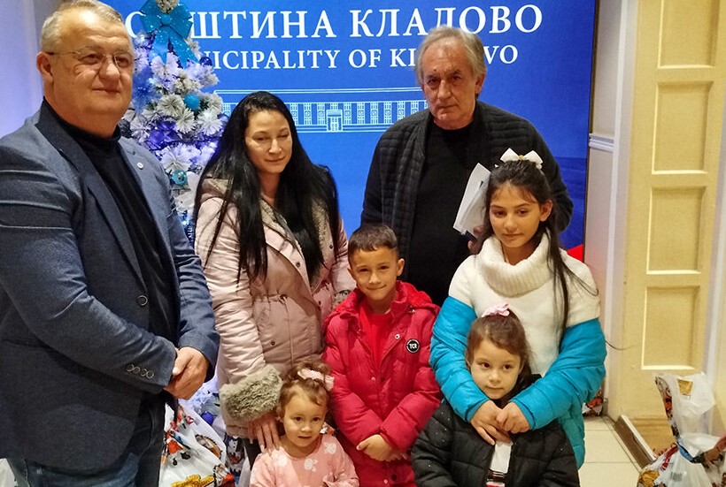 Dve samohrane majke sa sedmoro dece trajno rešile stambeno pitanje: Sjajan potez opštine Kladovo - vodi se računa o svakom građaninu (FOTO)
