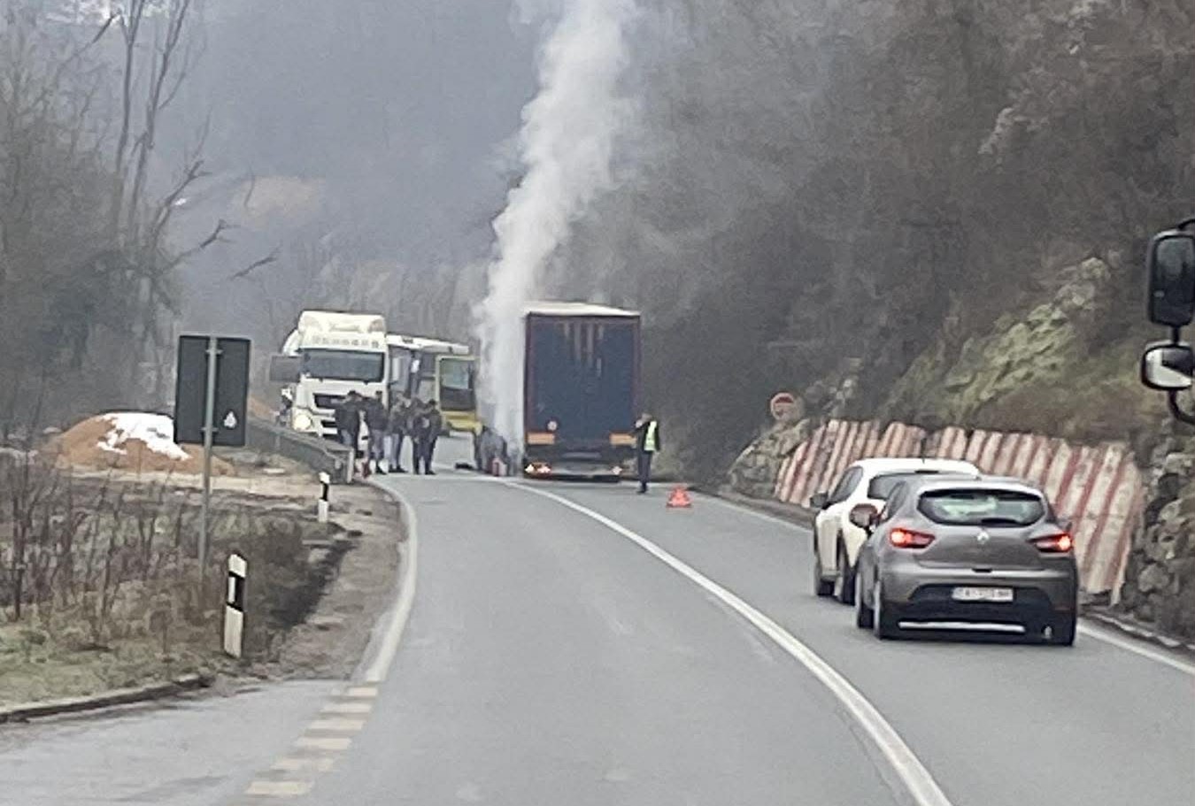 Zapalio se kamion u Ovčarsko-kablarskoj klisuri: Saobraćajna nezgoda u mestu Tučkovo, vozač teretnjaka na vreme izašao iz kabine (FOTO)