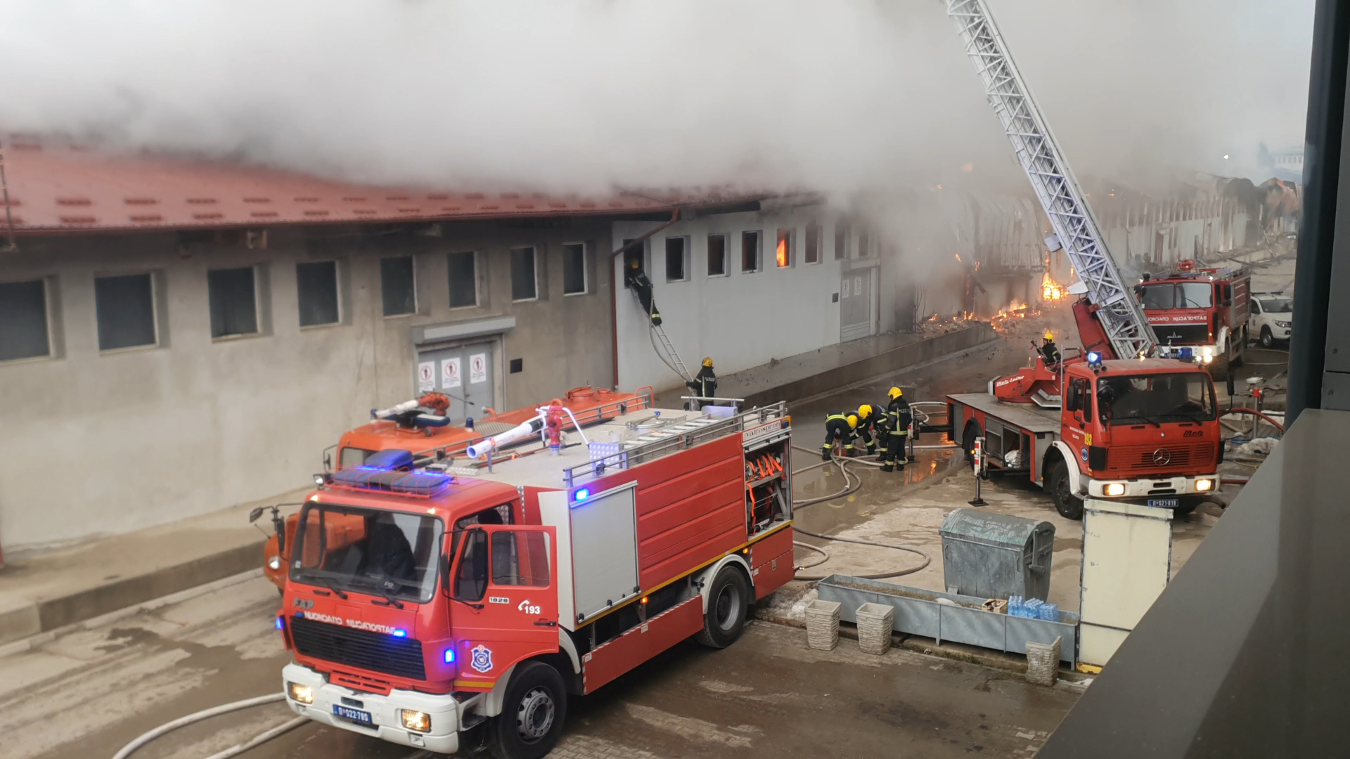 Drama u Novom Pazaru još uvek traje, vatrena stihija nije ugašena: Na terenu čak 50 ekipa sa 19 vozila (FOTO)(VIDEO)