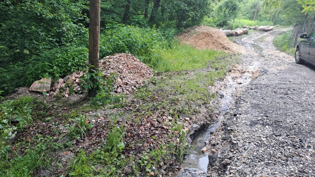 Potoci u Požegi kao plutajuće deponije: Nesavesni pojedinci bacaju smeće u vodu, to je i čest uzrok poplava (FOTO)(VIDEO)