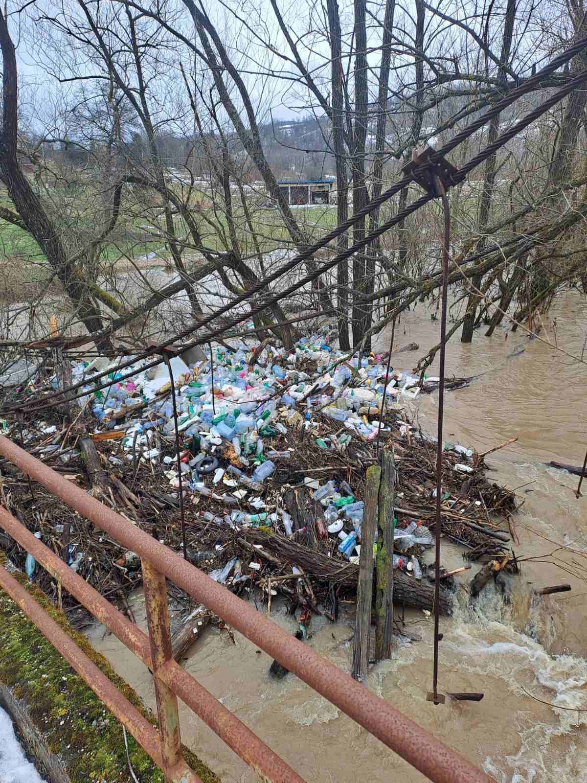 Potop u pograničnim selima kod Priboja: Vanredna situacija zbog poplava proglašena u nekoliko mesnih zajednica - odneti putevi i oštećeni mostovi (FOTO)
