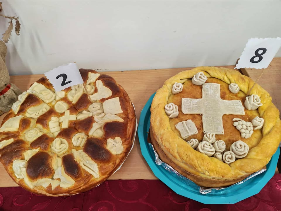 Ovo ima samo u Srbiji, bravo za ideju: Neobično takmičnje u pravljenju slavskog kolača održano u selu kod Topole (FOTO)