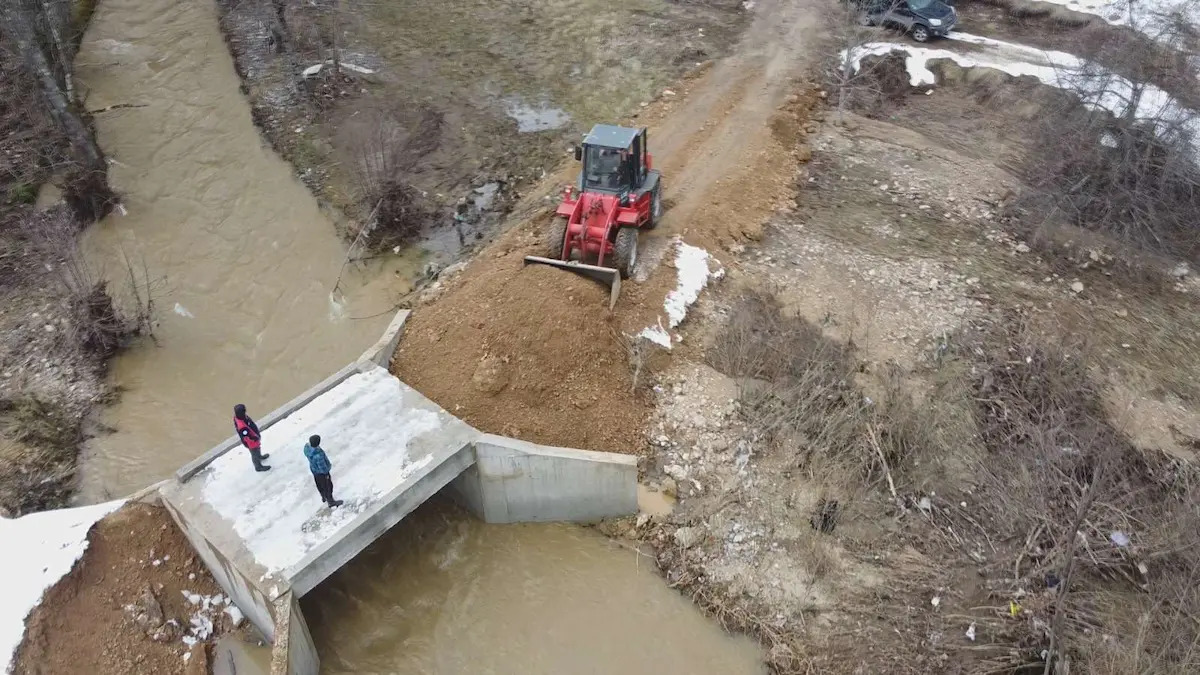 Radi se na sanaciji šteta na putnoj infrastrukturi / foto: RINA