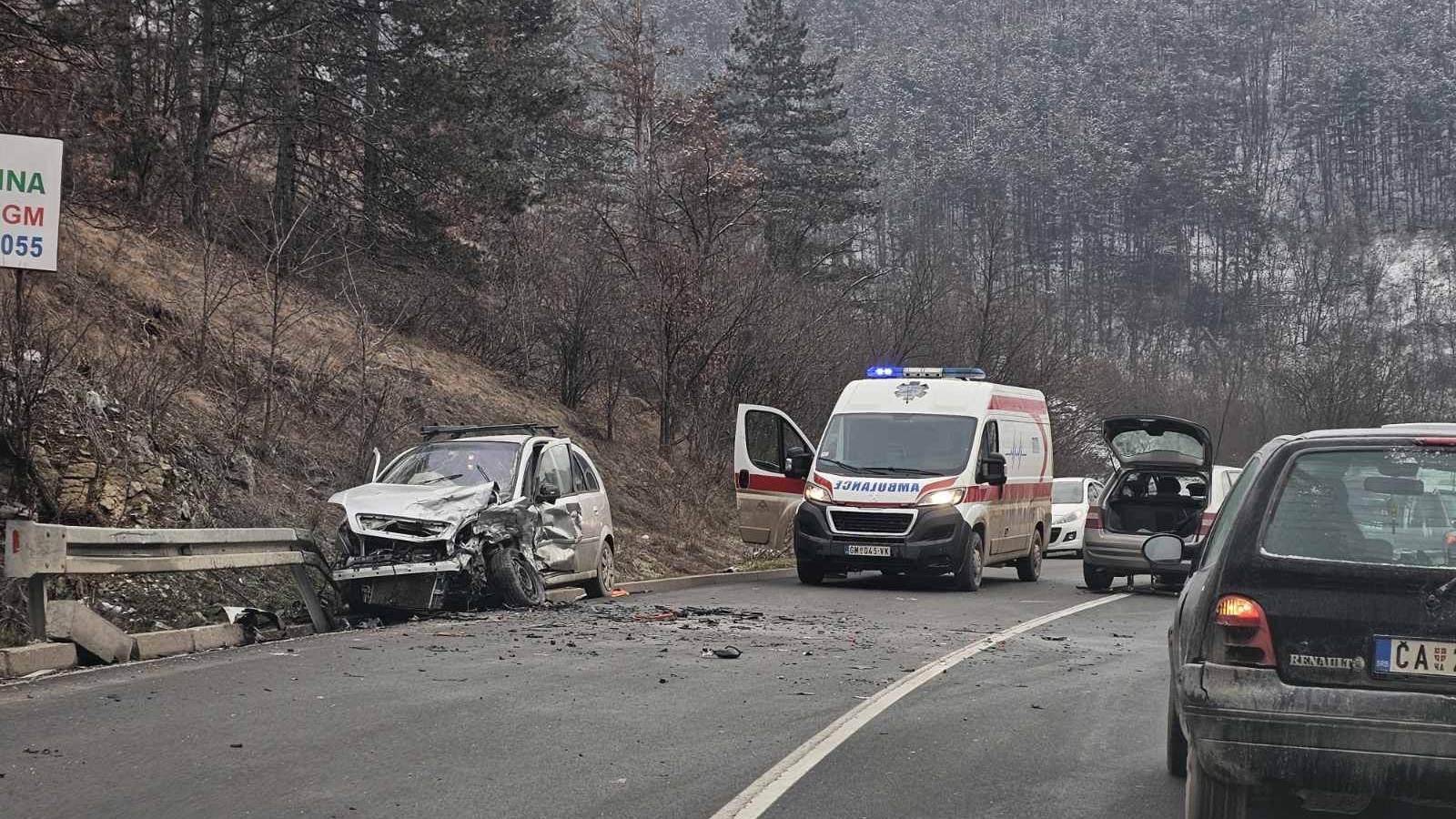 Teška nezgoda u klisuri reke Despotovice: Direktan sudar dva automobila, Hitna pomoć na licu mesta i strahuje se da ima povredjenih (FOTO)