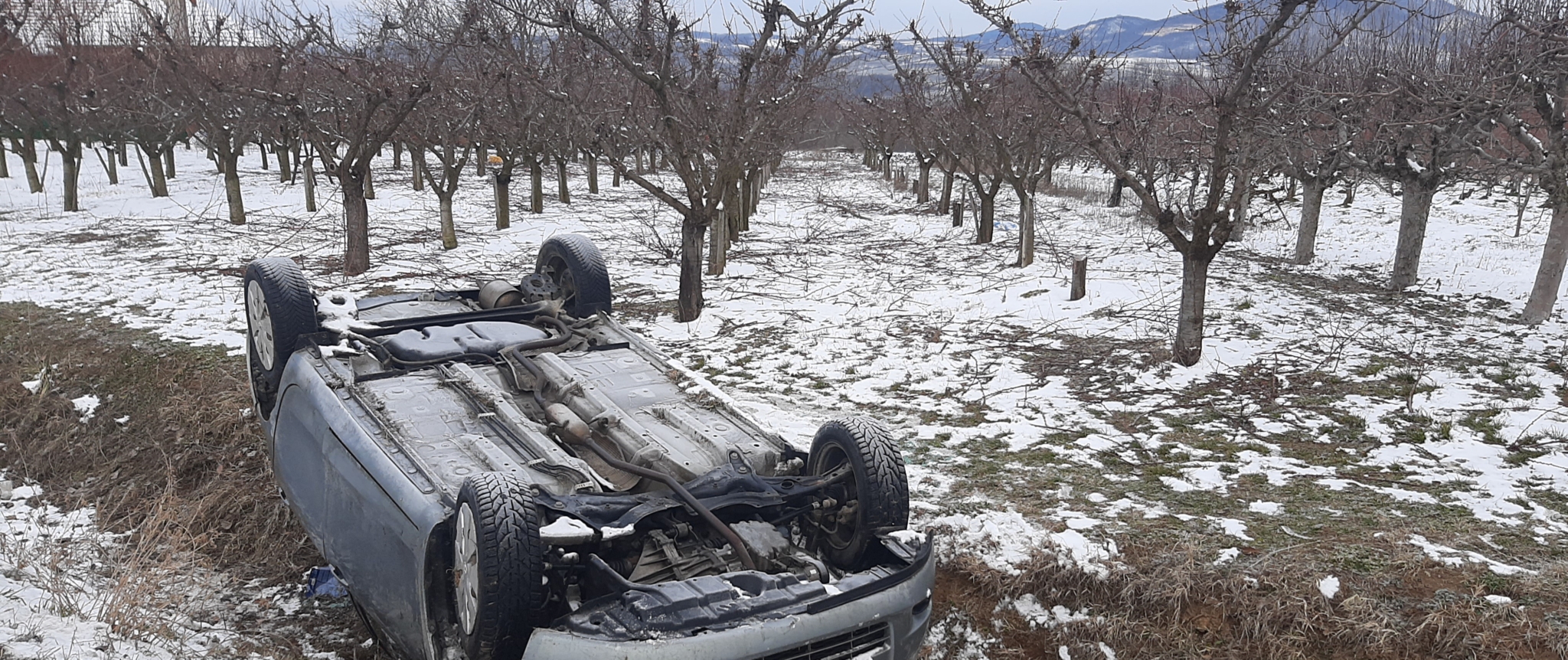 U krivini sleteo sa puta u kanal, pa se prevrnuo na krov: Nezgoda na lokalnom putu u selu Viča kod Topole (FOTO)