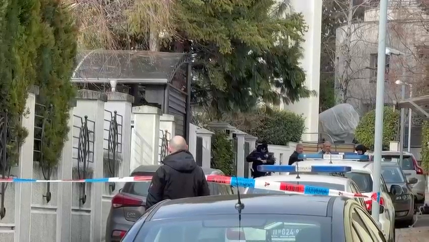 Sve se zatreslo od jačine eksplozije: Ovo su slike i snimci sa lica mesta gde je bomba bačena na Čolinu kuću - komšije u strahu ne izlaze napolje (FOTO)(VIDEO)