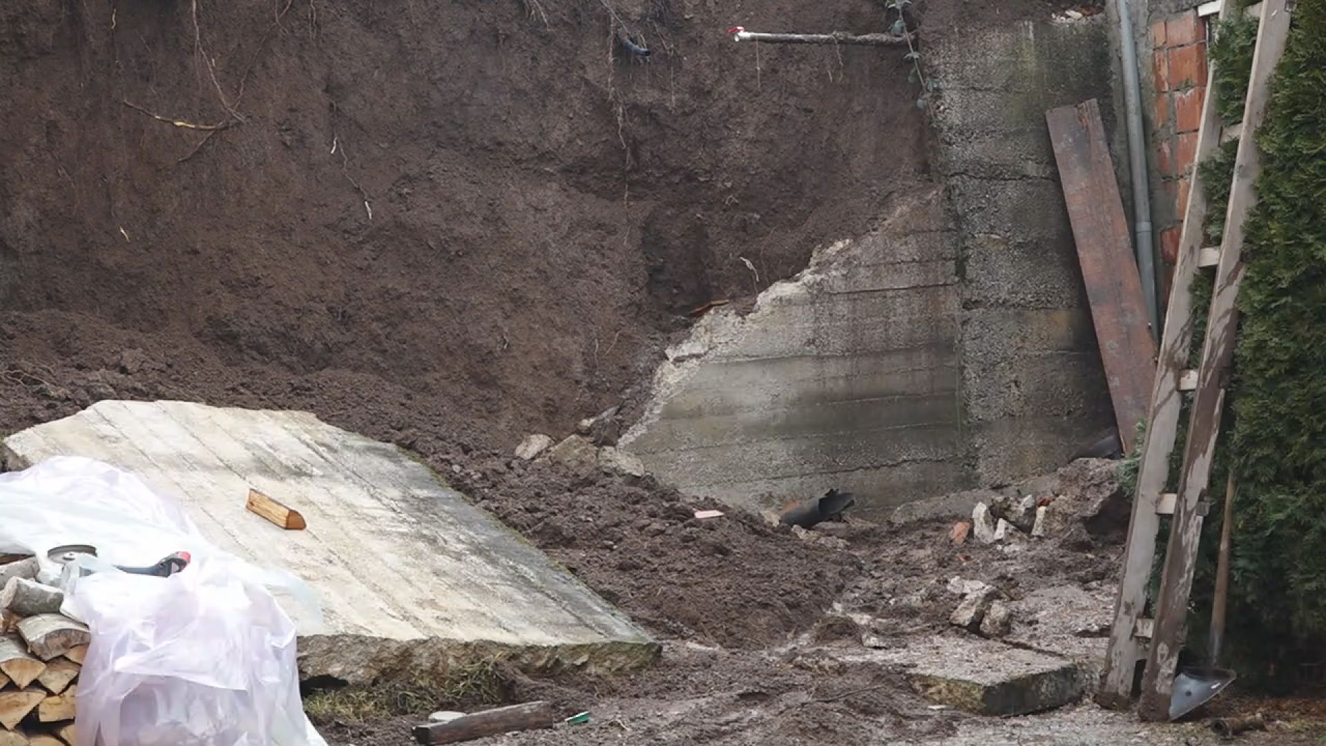 Drama u pribojskom naselju Poljice: Obrušio se podzid smešten između dve porodične kuće - nadležne ekipe hitno izašle na teren (FOTO)(VIDEO)