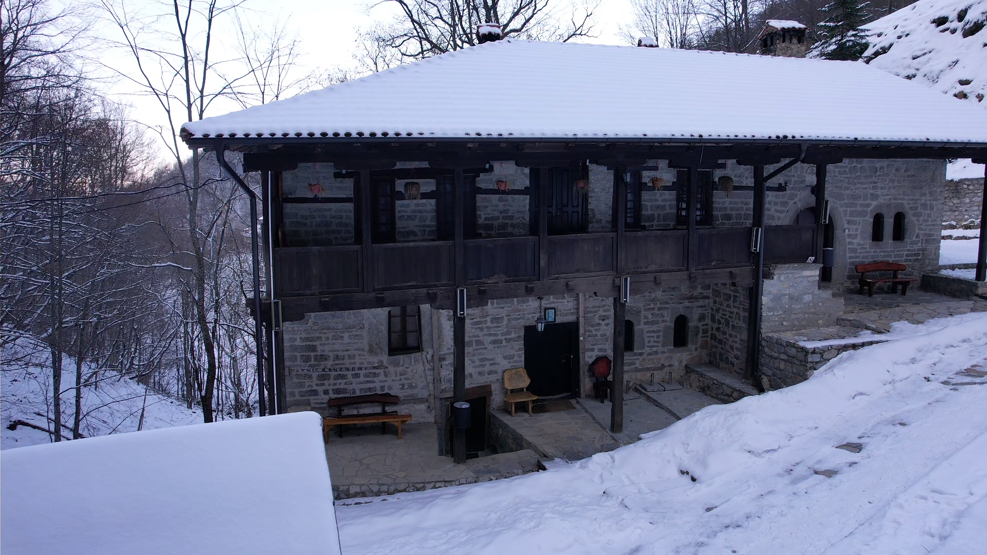 Priljubljen uz surovu liticu manastir Crna Reka poznat po isceliteljskim čudima: Ovu svetinju posećuju čak i muslimani - nestvarne slike sa tromeđe (FOTO)
