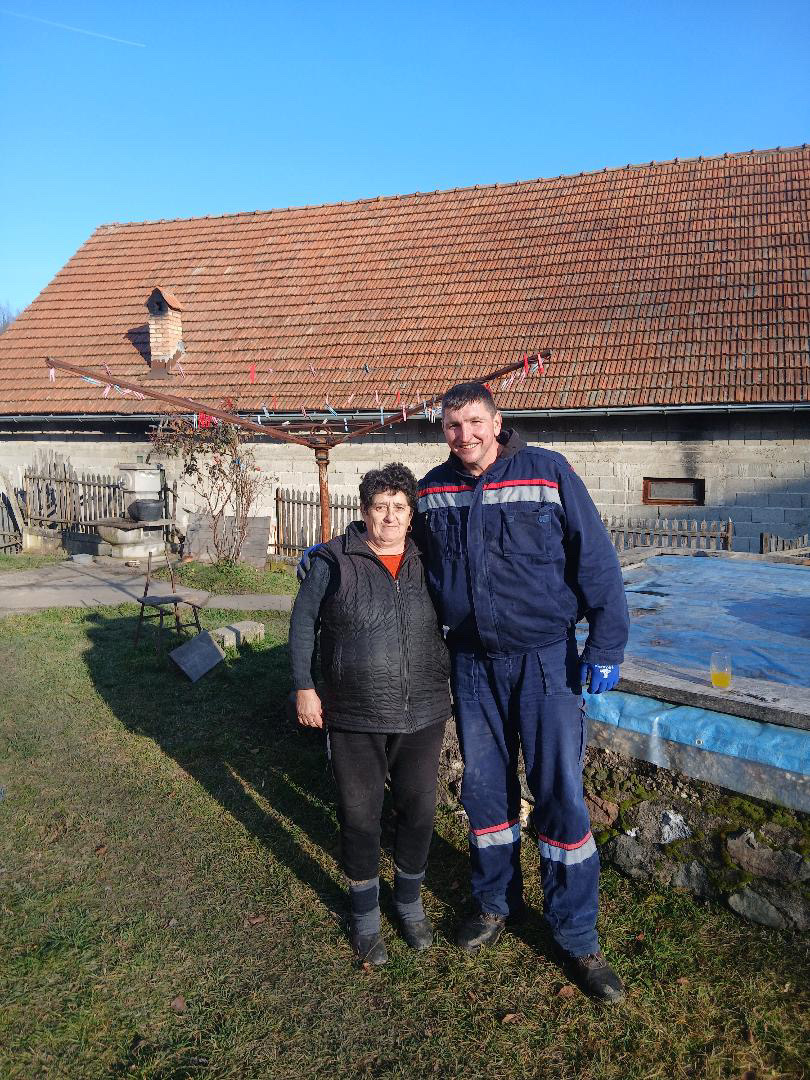 Prekrstimo se svaki put pre nego se popenjemo na stub: Jovan je elektro-monter heroj iz ledenog talasa - važna zahvalnica pokazala da se njihov trud ceni (FOTO)