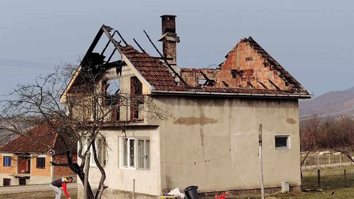 Plamen je sve progutao, izneli smo samo par džakova dečijih stvari: Požar uništio kuću porodice Todorović u selu Bresnica (FOTO)