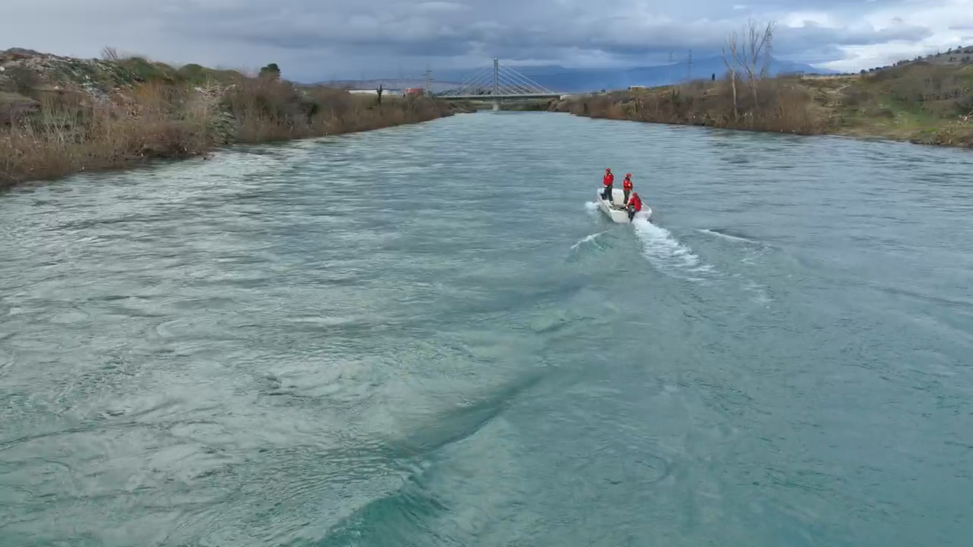 Potraga za vozilom koje je sletelo u Moraču / foto: Služba zaštite i spašavanja Podgorica