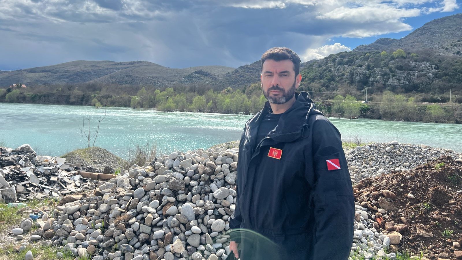 Vatrogasci-spasioci i ronioci i danas na terenu: Ovo su slike sa lica mesta gde je vozilo sletelo u reku Moraču, loši uslovi otežavaju potragu (FOTO)(VIDEO)