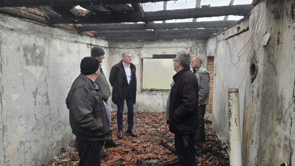 Vatrena stihija progutala dom u Bajinoj Bašti: Braći Mitrović izgorela kuća tokom noći, pokrenuta hitna akcija pomoći (FOTO)