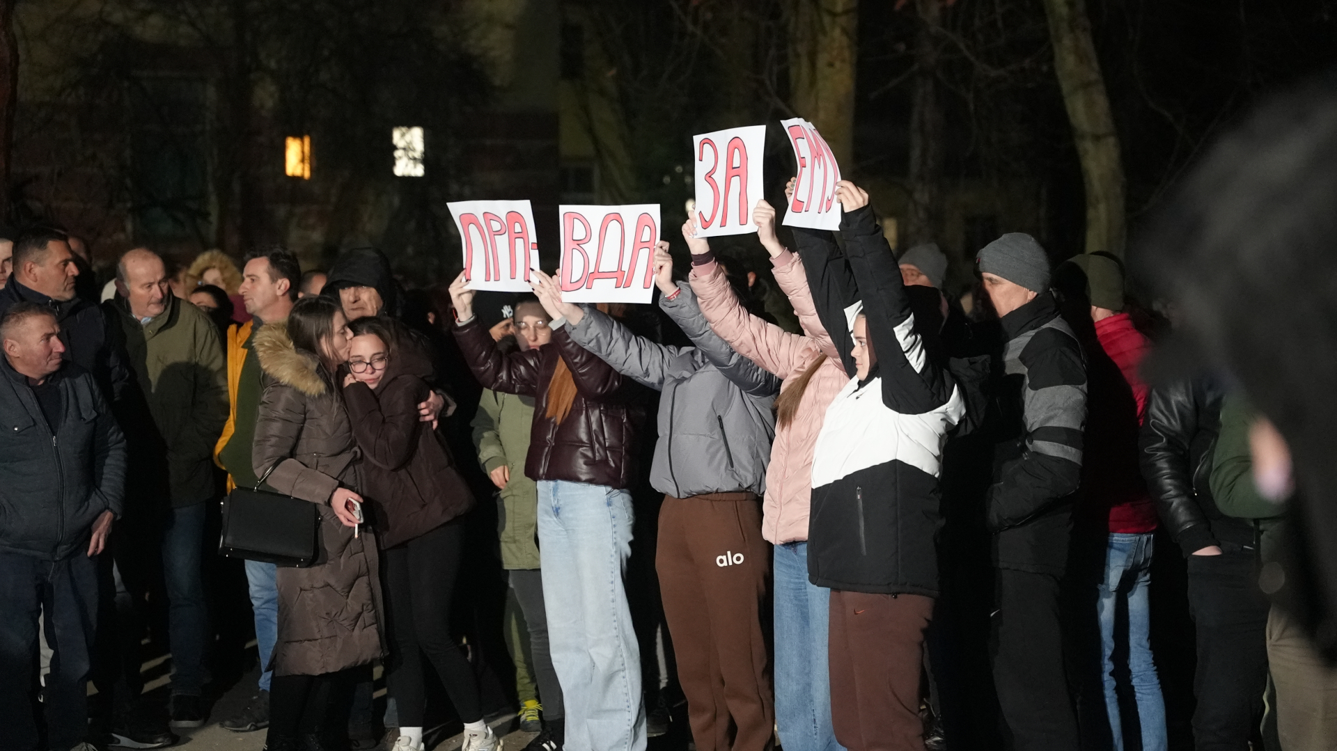 Skup ispred čačanske bolnice / foto: RINA