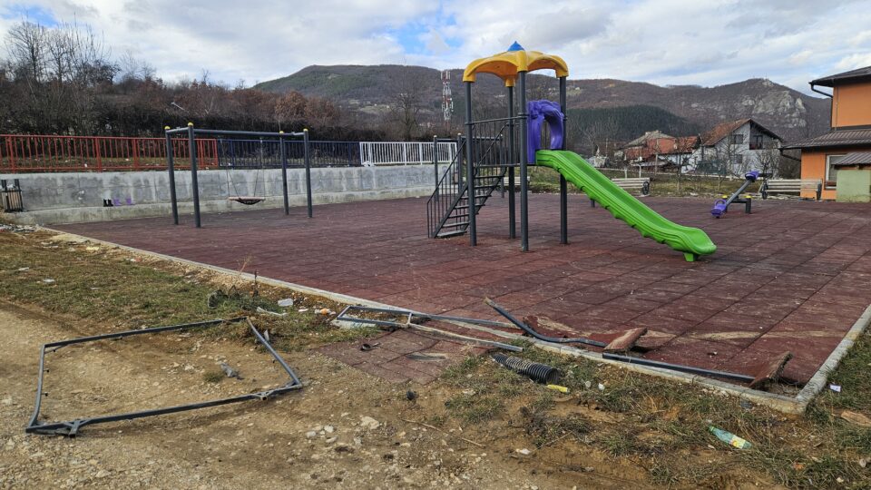Novo dečje igralište u naselju Ravne polomljeno i uništeno/ Foto: RINA
