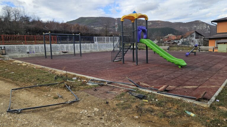 Novo dečje igralište u naselju Ravne polomljeno i uništeno: Kamere snimile napad na prostor za najmlađe, gradjani Prijepolja ogorčeni (FOTO)