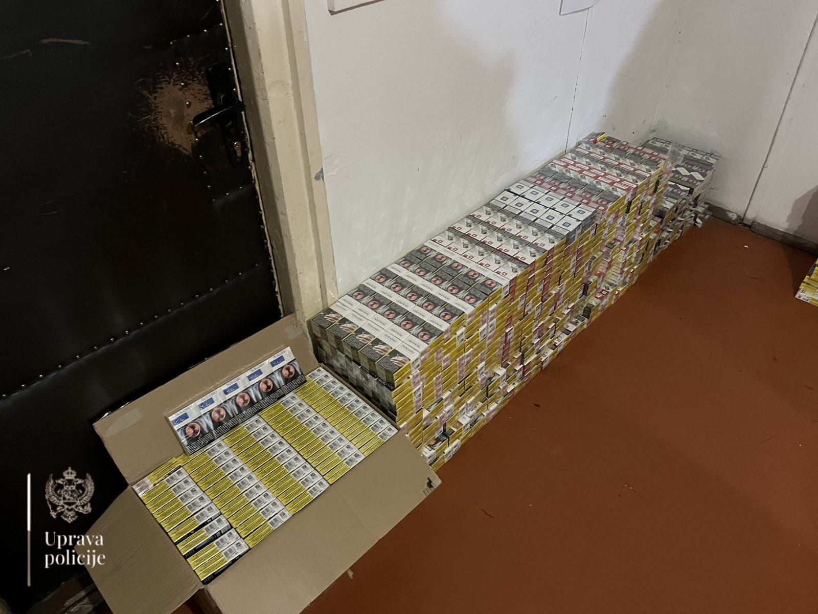 Sprečen šverc cigareta: Na magistrali kod Berana u vozilu muškarca (34) pronađeno 3.500 paklica vrednosti preko 10.000 eura