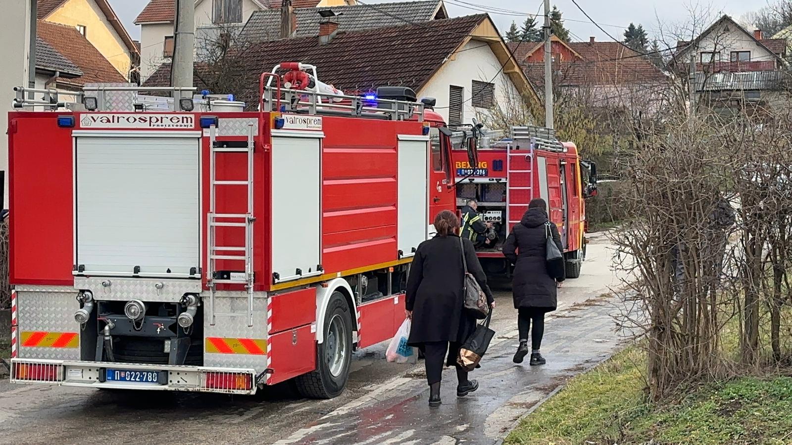 Vatrogasci heroji iz plamena izvukli povređenu osobu: Požar izbio u kući u Čačku - na terenu pored dva vatrogasna i vozila Hitne pomoći (FOTO)(VIDEO)