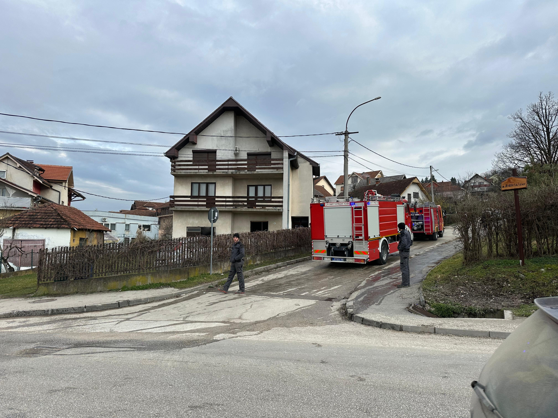 Vatrogasci heroji iz plamena izvukli povređenu osobu: Požar izbio u kući u centru Čačka - na terenu vozila Hitne pomoći / Foto: RINA