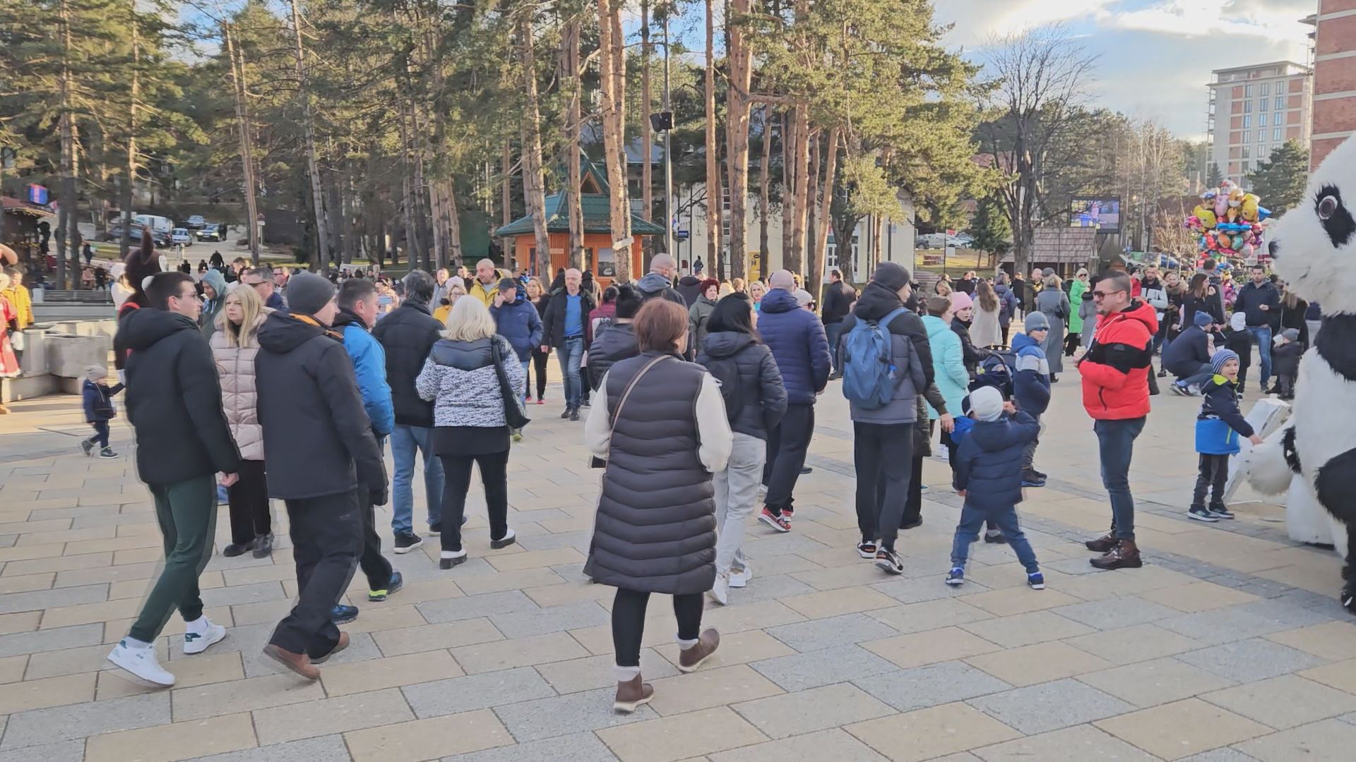 Nema gde šibica da padne - Zlatibor krcat za sretenjske praznike: Na srpskoj planini već sad oko 50.000 gostiju, još veći priliv turista očekuje se danas (FOTO)