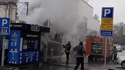 Samo je odjednom počeo da kulja gust dim: Zapalio se kiosk brze hrane u centru Čačka (FOTO)(VIDEO)