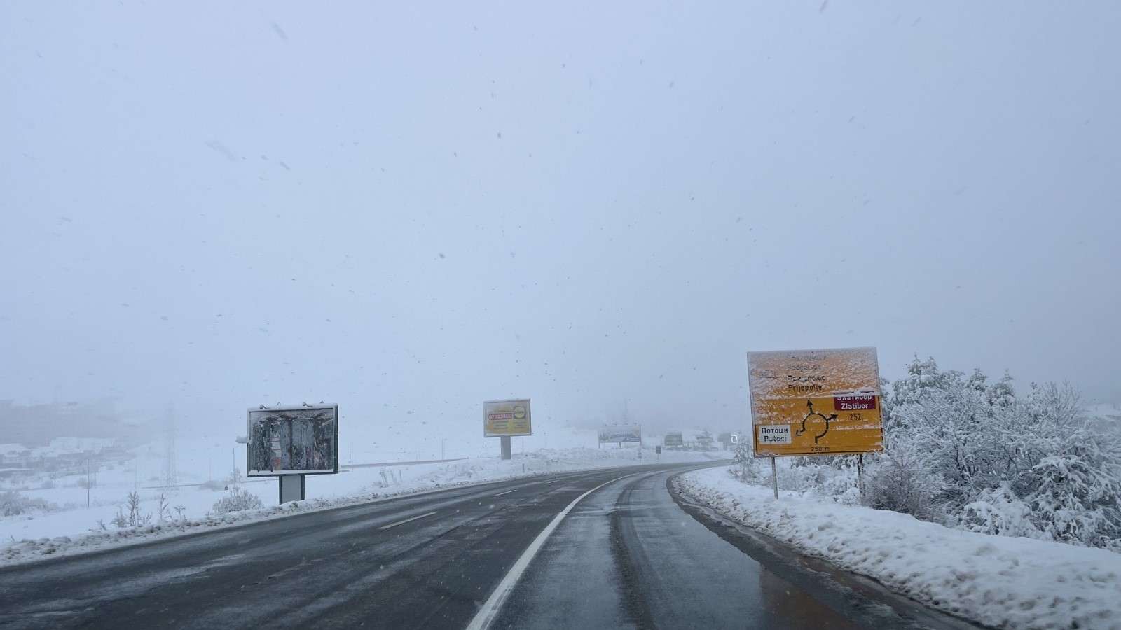 Vozači teretnjaka ovo morate da znate: Zabrane za šlepere i kamione na više putnih pravaca, najavljene nove snežne padavine do 20 centimetara