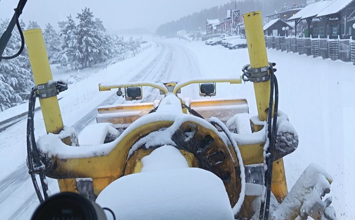 Mećava preko Zlatibora, za noć palo 20 cm novog snega: Putari na terenu sa teškom mehanizacijom - saobraćaj za šlepere zabranjen (FOTO)