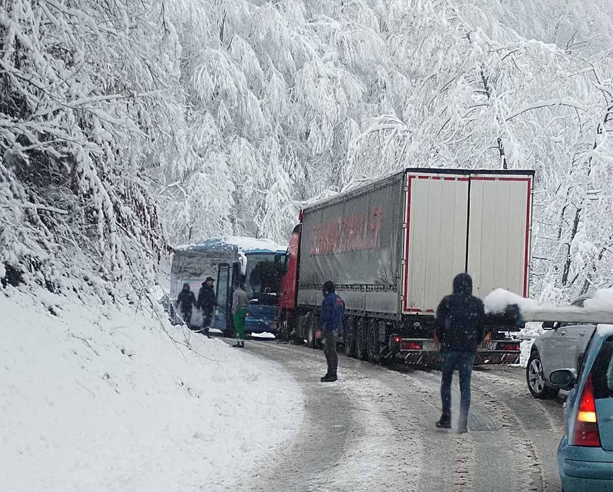 Haos na Kadinjači: Sudar autobusa i kamiona, sapobraćaj u prekidu (FOTO)