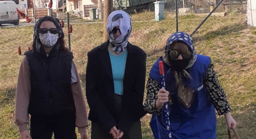 Maskirani mališani obilaze kuće i dobijaju poklone: Počela najlepša Bela nedelja u Topoli - deca čuvaju stare srpske običaje i tradiciju (FOTO)