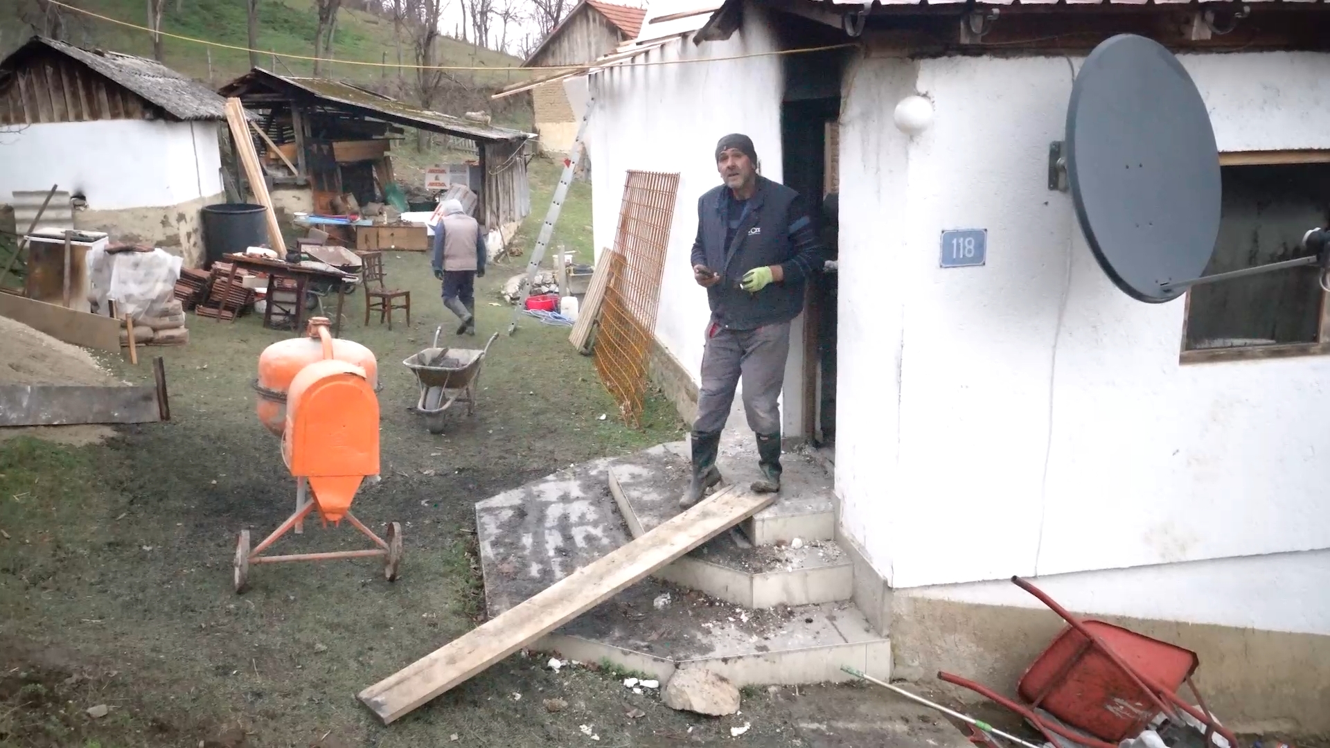 "Ostali su samo zidovi, ne spavamo više u kući": Braći Mitrović kod Bajine Bašte stižu bolji dani, nakon požar kreće obnova njihovog doma/ Foto: RINA