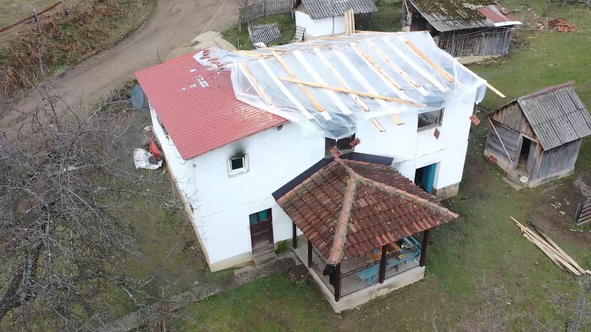 "Ostali su samo zidovi, ne spavamo više u kući": Braći Mitrović kod Bajine Bašte stižu bolji dani, nakon požar kreće obnova njihovog doma/ Foto: RINA