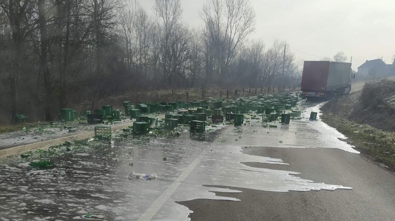 Napile se ulice - kolorizovano: Puna prikolica prosula se iz kamiona - gajbice i pivo rasuli se po putu na deonici Čačak -. Kraljevo (FOTO)