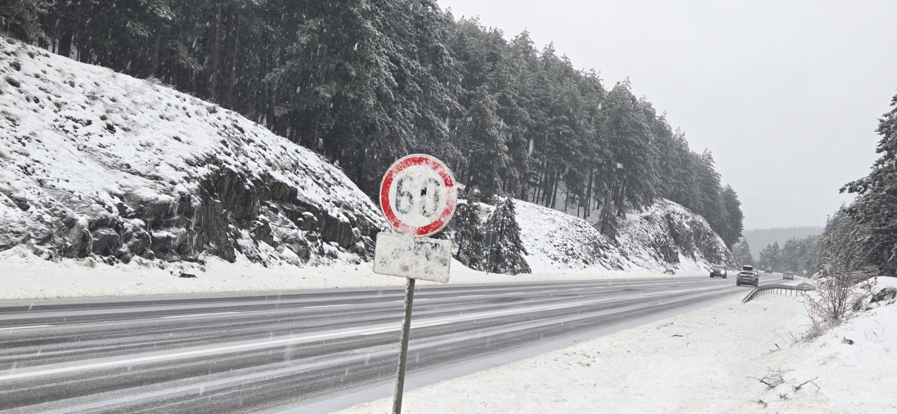 Sneg, poledica i odroni širom Srbije: Zabrane za šlepere na više od 15 deonica, najkritičnije u Ivanjici, Bajinoj Bašti i ka Kopaoniku
