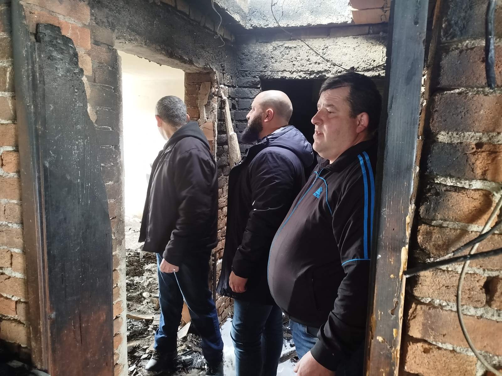 Ogroman požar na prodičnoj kući u selu Bioska: Vatrena stihija odnela skoro sve što su braća Trifunović godinama stvarala, grad Užice će da pomogne (FOTO)