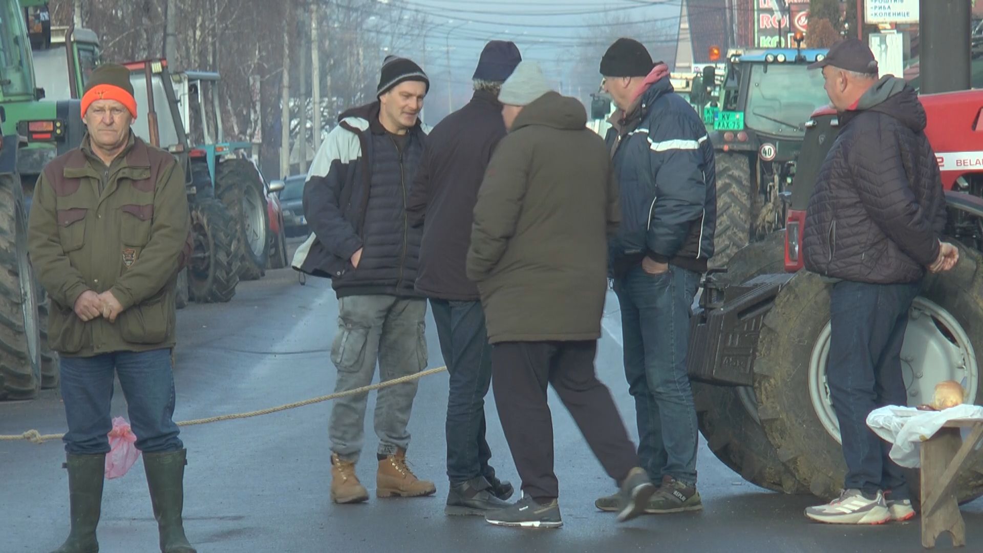 Ibarska magistrala blokirana ceo dan, na starom putu blokada traje četiri sata: Poljoprivrednici ne odustaju, vozila se usmeravaju na seoske puteve