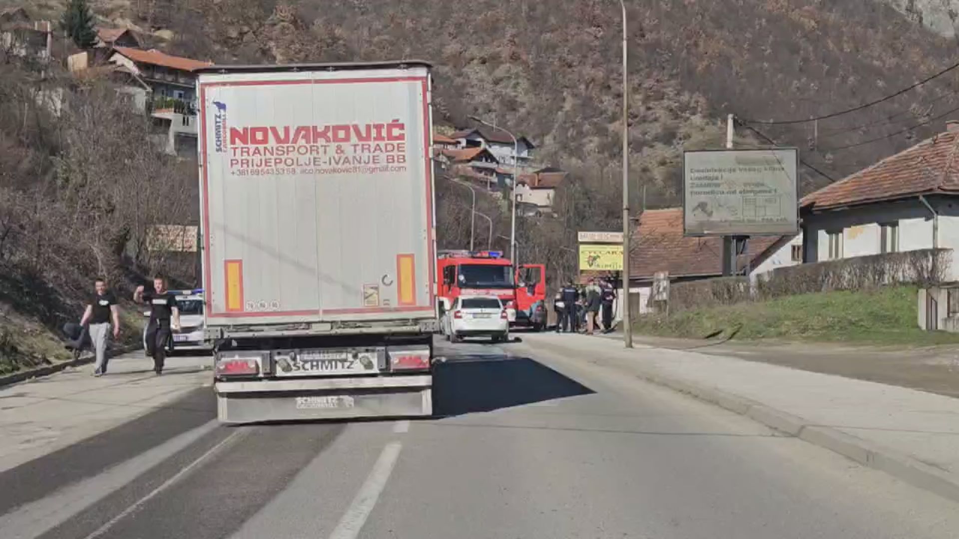 Zapalio se automobil na magistralnom putu kod Prijepolja: Vatrogasci na terenu, vatra zahvatila vozilo u pokretu (FOTO)
