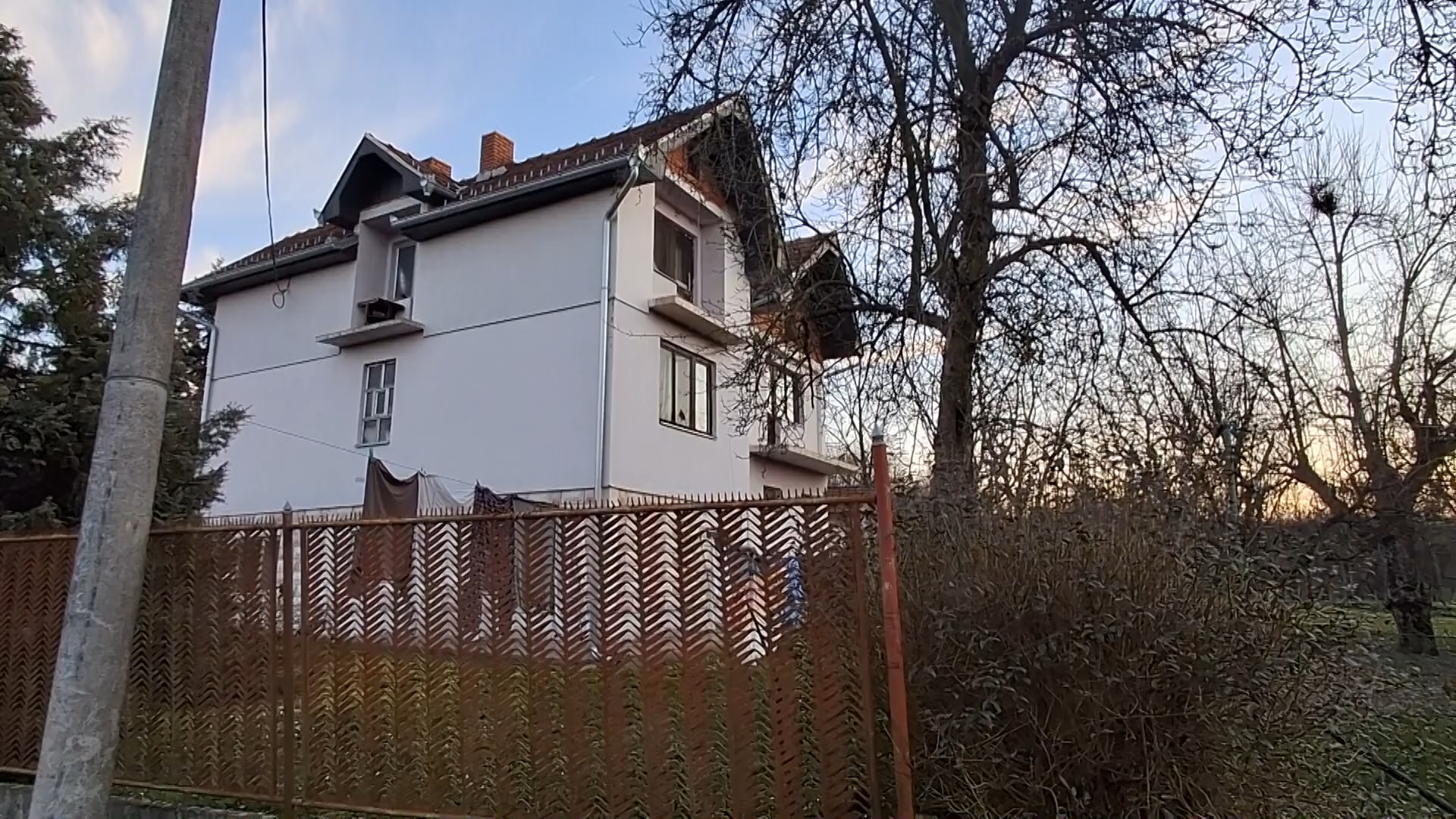 Ovo je mesto teškog zločina u Kraljevu: Kuća u kojoj je penzionisani vatrogasac izvršio krvavi pir, komšije u šoku kažu - bili su skladna porodica (FOTO)