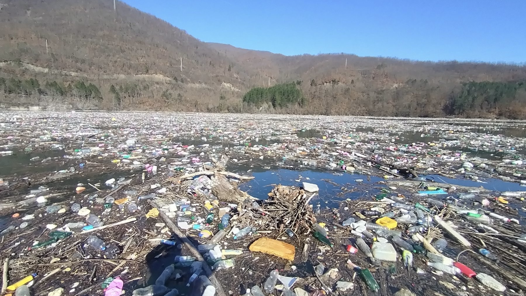 Alarmantno na reci Lim kod Priboja: Hiljade kubika smeća zaustavilo se na lančanici, ekološka bomba preti da eksplodira (FOTO)(VIDEO)