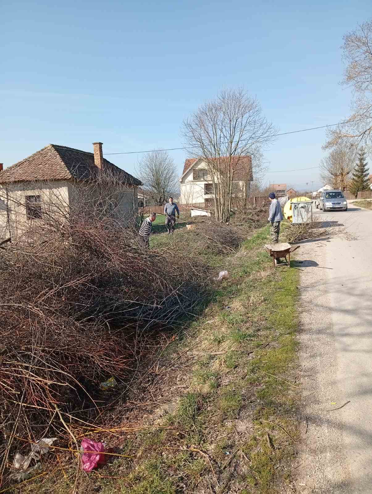Prelepa slika poslata iz sela Rakova kod Čačka: Meštani se sami organizovali i očistili smeće pored puta, u akciji učestvovali i najmlađi (FOTO) 