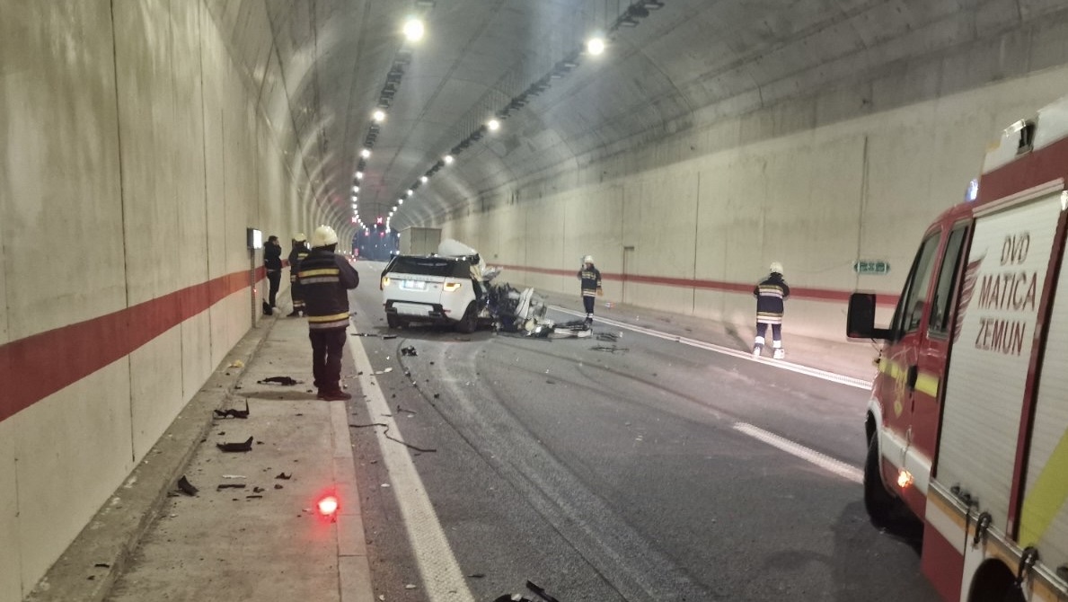 Džip potpuno smrskan - uznemirujuće slike sa autoputa: Vozač izgubio kontrolu pa se u tunelu zakucao u zid, poznato i njegovo stanje (FOTO)