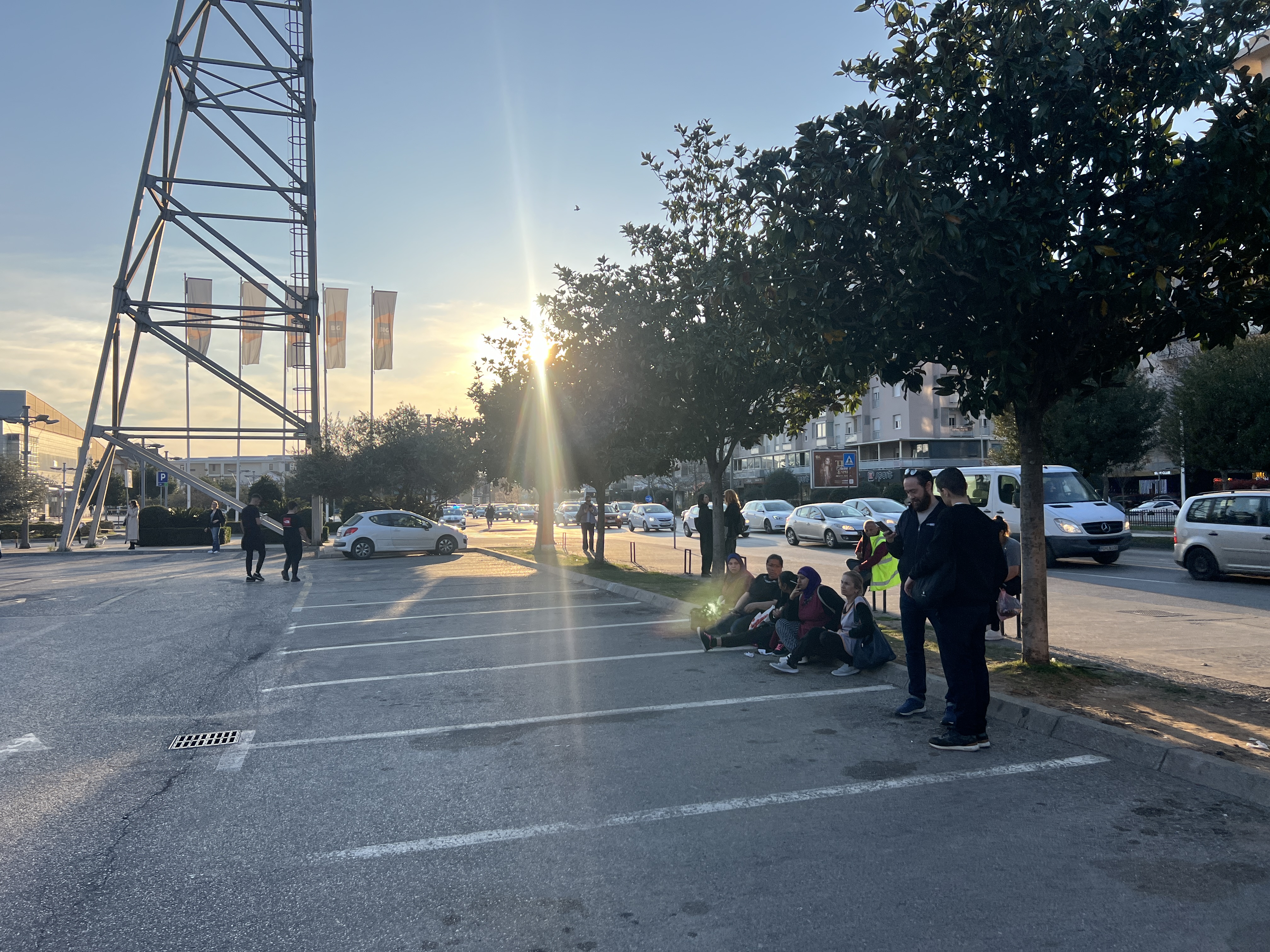 Samo su nam rekli da izađemo, svi smo izleteli napolje: Panika u Podgorici, dojava o bombama u dva tržna centra - policija, vatrogasci i Hitna pomoć na terenu (FOTO)