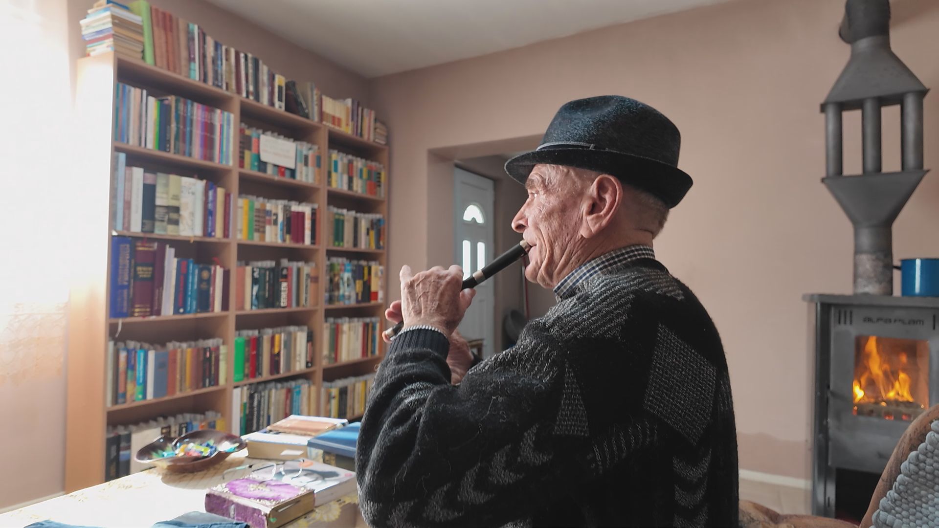 On je omiljen u svom selu čak i u desetoj deceniji: Deda Rade iz Martinaca govori i prevodi nemački, sa samo četiri razreda škole postao profesor jezika (FOTO)